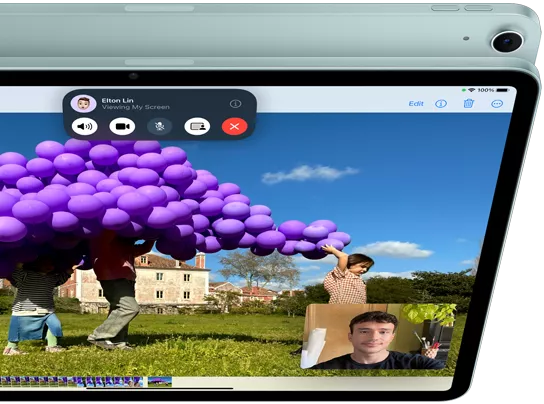 iPad Air con cámara frontal gran angular de 12 MP que muestra la función SharePlay en FaceTime
