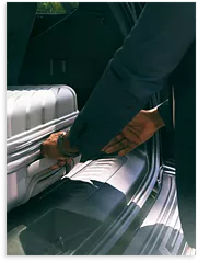 Hombre cargando equipaje en un auto