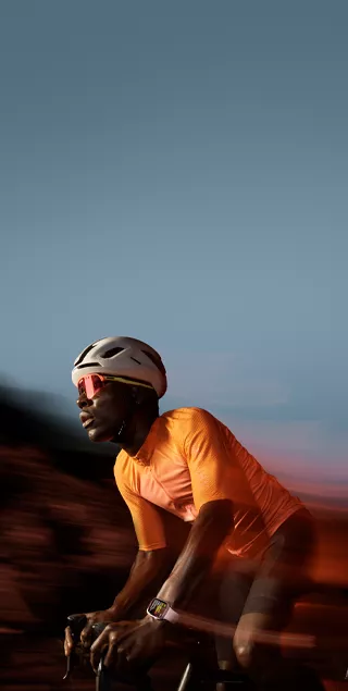 Foto de una persona andando en bicicleta con un Apple Watch Series 9.