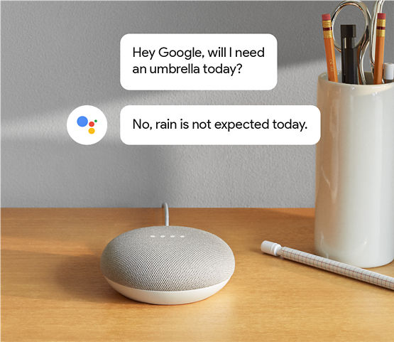 Google Home Mini con burbujas de comentarios arriba con una conversación. "OK Google, ¿necesitaré un paraguas hoy?" "No, no se esperan chaparrones para hoy".