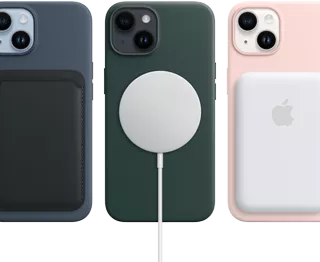 Estuches MagSafe para el iPhone 14 en color medianoche, verde bosque y rosa tiza con accesorios MagSafe, billetera, cargador y batería.