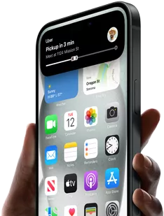 iPhone 15 en la mano, Dynamic Island muestra información sobre lo que se está escuchando.