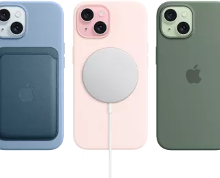 Se muestran accesorios para el iPhone 15: funda de silicona con MagSafe, billetera FineWoven con MagSafe, cargador MagSafe, y batería MagSafe.