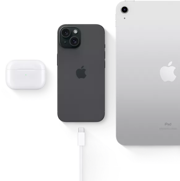 El iPhone 15 con conector USB-C mostrando el mismo conector que se puede usar con los AirPods Pro y el iPad