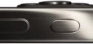 Vista lateral del iPhone 15 Pro con un diseño de titanio mostrando el botón de volumen y el botón de Acción