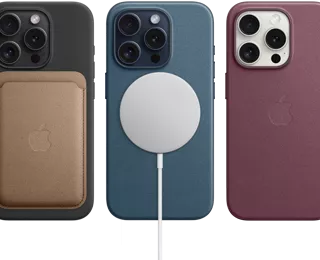 iPhone 15 mostrando accesorios MagSafe