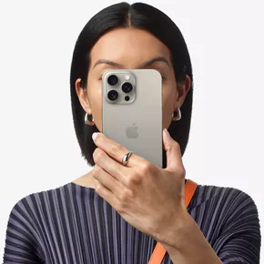 Persona agarrando un iPhone 15 Pro Max delante de su rostro